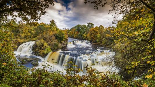 苏格兰，克莱德谷林地，秋天，树木，河流，瀑布壁纸