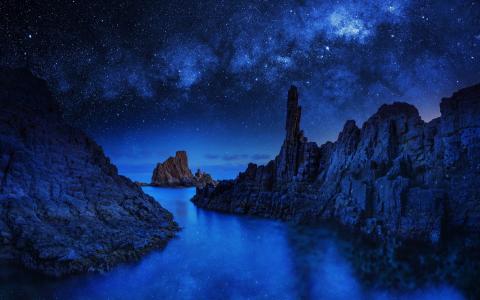 蓝色的巨石，岩石，星星，海，夜晚的壁纸