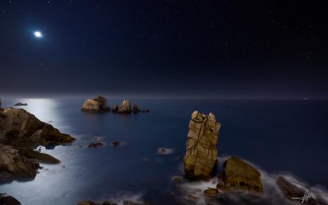月光游戏中时光倒流岩石海洋夜晚星星高清壁纸