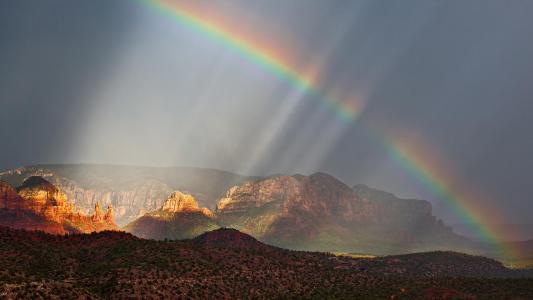 美丽的彩虹在红色的峡谷壁纸