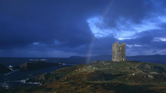 由爱尔兰城堡的彩虹废墟墙纸