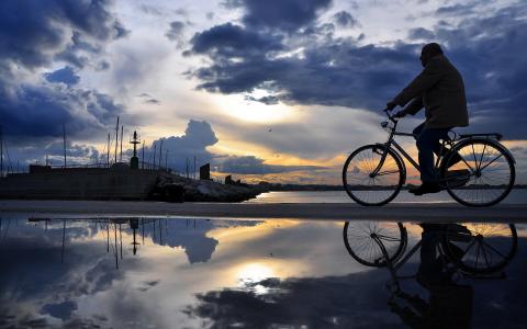 自行车云反射水坑海洋高清壁纸