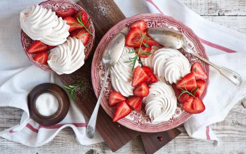 蛋白甜饼和草莓甜点壁纸
