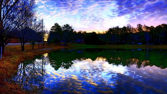黎明由湖反射云房子反射路天空树高清壁纸