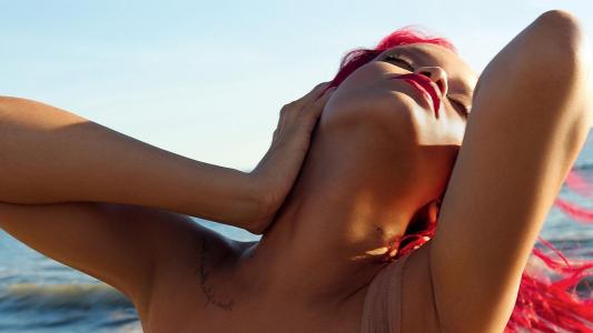 蕾哈娜，脖子，纹身，阳光，天空壁纸