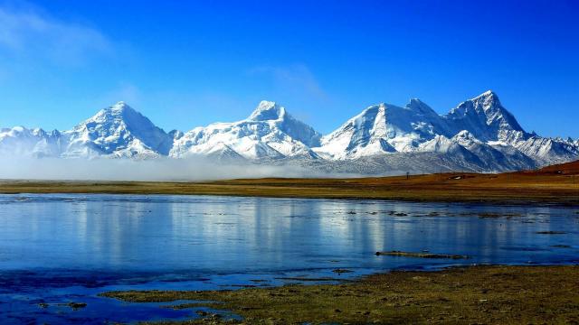 西藏卓木拉日峰图片