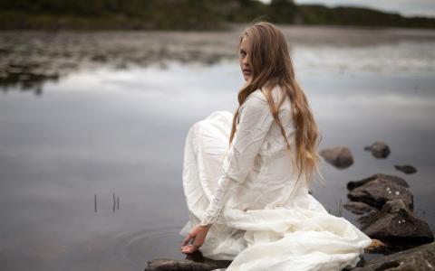 白衣少女坐在湖边，回望壁纸