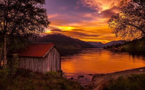 挪威，房子，树木，湖泊，日落，红色天空壁纸