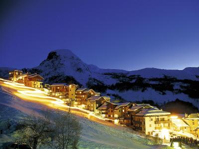 滑雪胜地savoie法国蓝灯夜间摄影滑雪胜地萨瓦度假村雪旅行高清壁纸