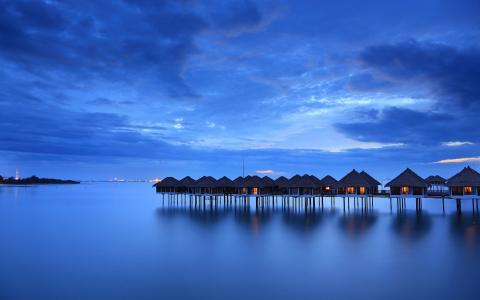 马来西亚，平静的大海，海岸，房屋，夜晚，天空，蓝色壁纸