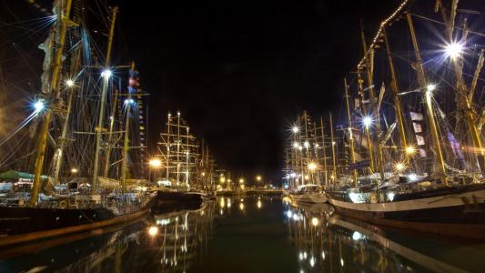 复古风帆船在晚上壁纸平静的港口