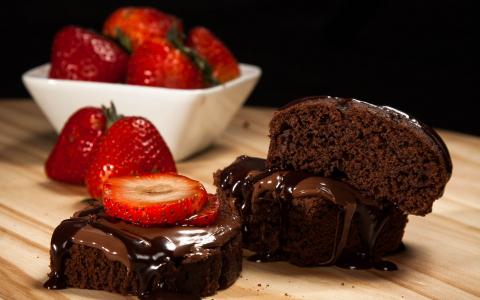 巧克力和草莓蛋糕壁纸