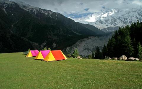 多彩的帐篷在山顶上的壁纸