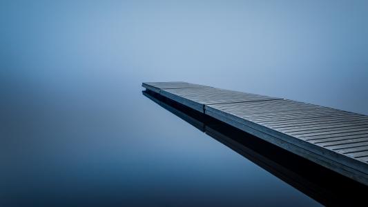 极简主义，平静的水域，芬兰的薄雾。