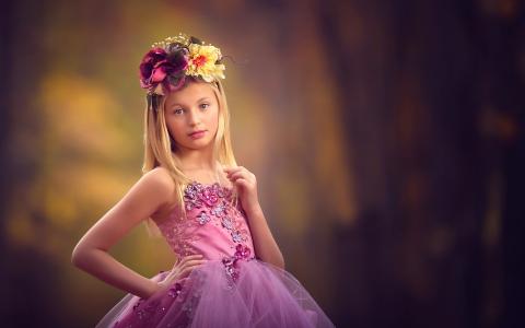 可爱的小女孩，花环，紫色连衣裙壁纸