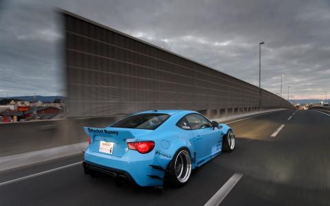 丰田GT86蓝色车后视图，高速公路壁纸