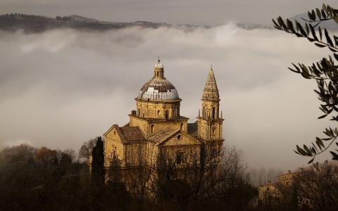 蒙特普齐亚诺，托斯卡纳，意大利，教堂，雾，树木壁纸