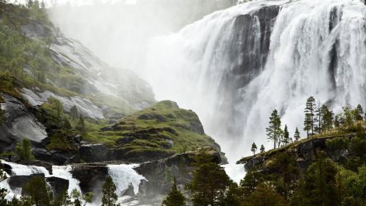 壮观的瀑布，小萨米渔村，挪威风光壁纸