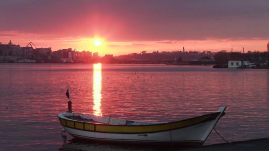 博斯普鲁斯海峡在伊斯坦布尔壁纸上的日落