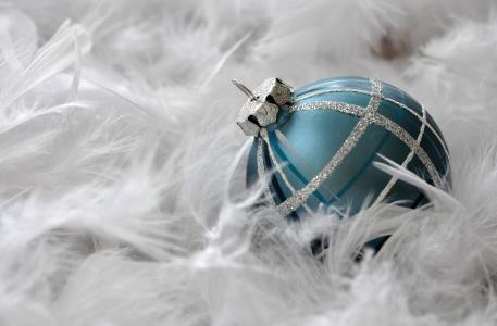 圣诞装饰品，亮片，球，羽毛，特写壁纸