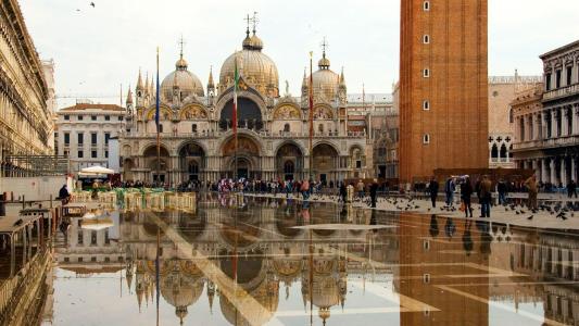 被淹没在威尼斯圣马可广场的墙纸