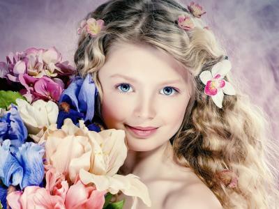 可爱的女孩肖像，卷发，花，蓝眼睛壁纸