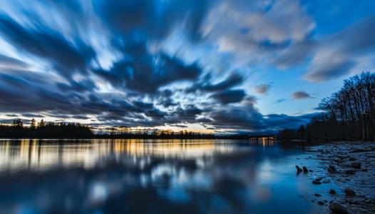 加拿大不列颠哥伦比亚省湖水面海岸树晚上日落天空云反射蓝色壁纸