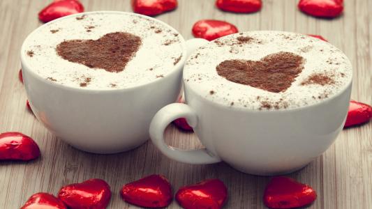 两杯卡布奇诺咖啡，爱之心巧克力壁纸