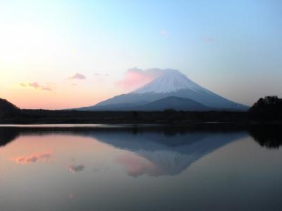 富士湖日本薄雾山日出水高清壁纸