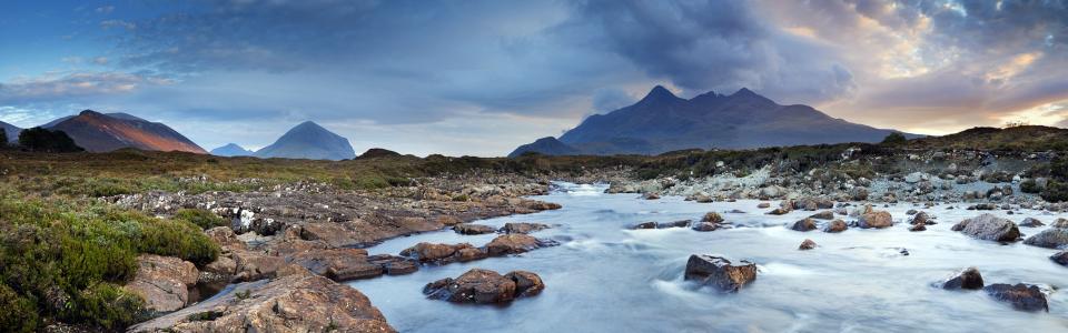 Cuillin，天空之岛，苏格兰，英国，水，云，山壁纸