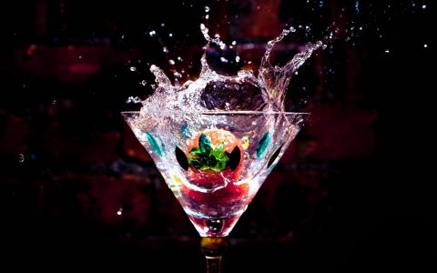玻璃杯，饮料，水滴，飞溅，草莓壁纸