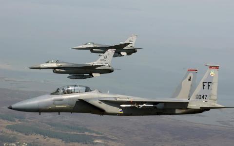 F 15鹰加入F 16战斗猎鹰壁纸