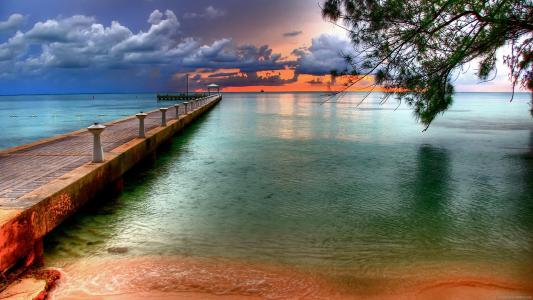 在日落的时候墙上的海上码头