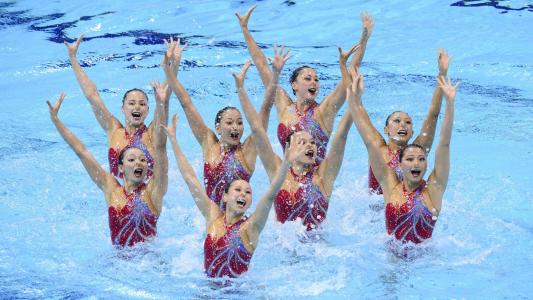女子体育游泳庆祝活动高清壁纸