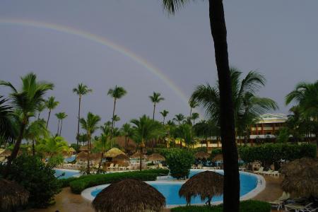 彩虹在多米尼加共和国度假村壁纸