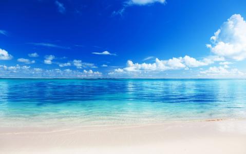 海滩，蓝色的天空，干净的水，云壁纸