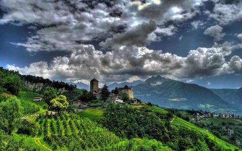 蒂罗尔村，意大利南蒂罗尔，蒂罗尔城堡，村庄，山脉，云层壁纸