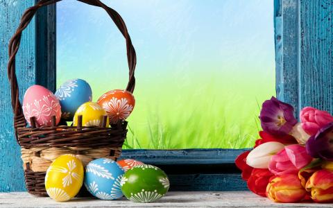 复活节快乐，丰富多彩的蛋，篮子，郁金香，鲜花壁纸