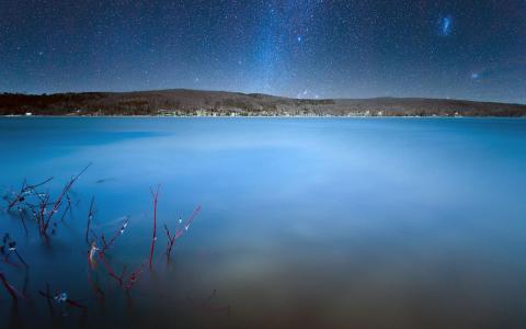 蓝色的湖面壁纸的夜空