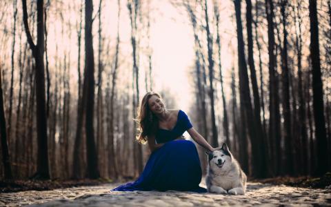 快乐的女孩，蓝色的连衣裙，狗，树木的壁纸