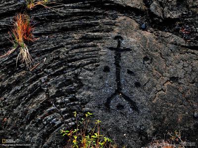 日志木材象形文字刻在岩石上的高清壁纸