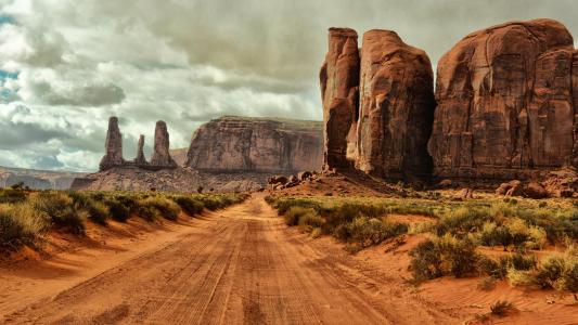 纪念碑谷，亚利桑那州，美国，路，砾石，岩石，灌木，云壁纸