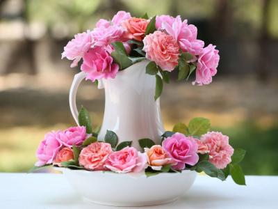 花瓶，粉红色的玫瑰鲜花，散景壁纸