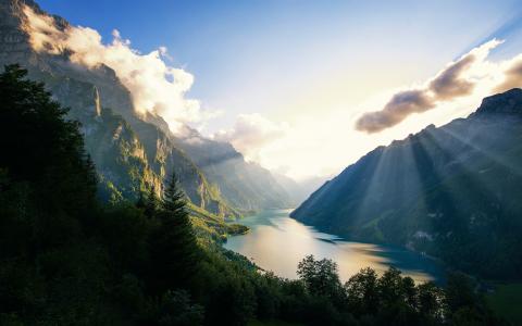 克朗塔莱，山，树，湖，云，太阳光线，瑞士壁纸