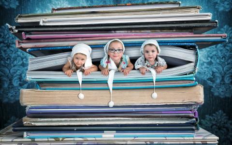 三个可爱的女孩在书，创意图片壁纸