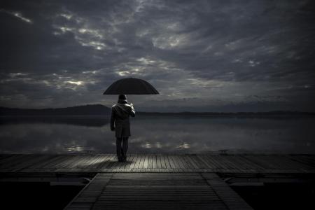 男子，伞，晚上，码头壁纸