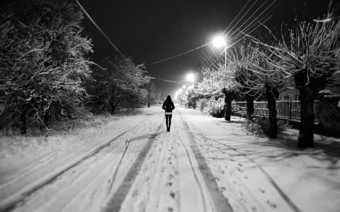 黑色和白色的雪夜女孩壁纸