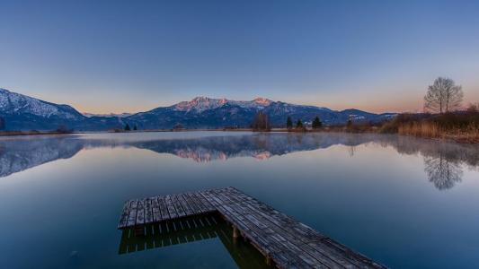 山，湖泊，树木，反映在早晨，宁静的风景壁纸