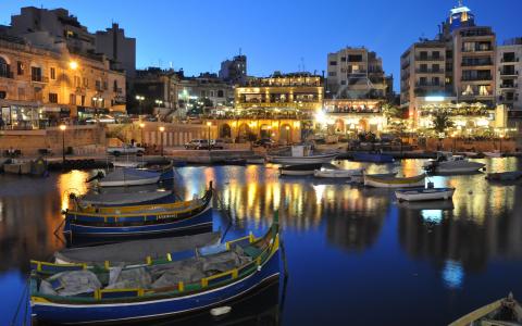 马耳他美丽的夜晚，房屋，灯光，船壁纸