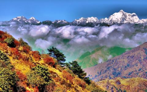 辛加利拉国家公园，西孟加拉邦，印度喜马拉雅山脉，秋天，云壁纸